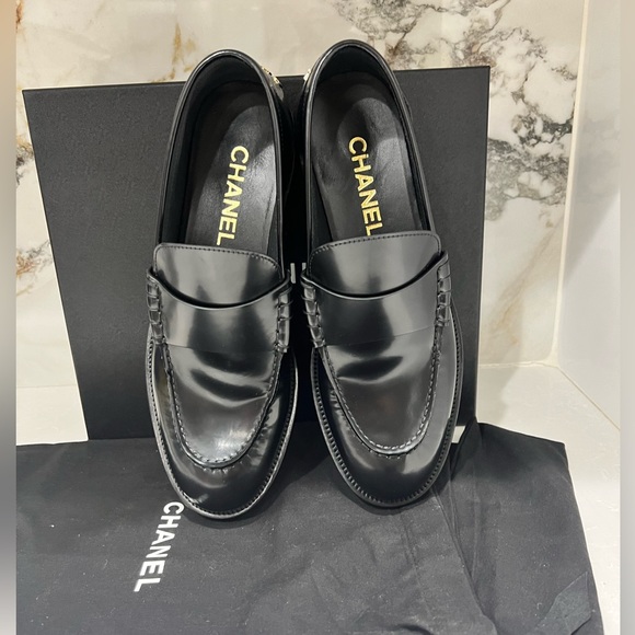 S23 Chanel Women’s Black Leather Loafers Gold Hardware 39 - Picture 5 of 14